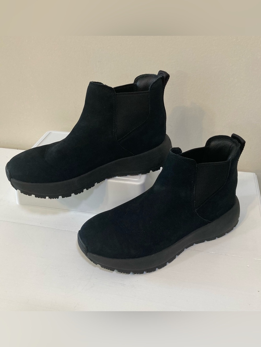 Kizik Toronto Chelsea Ankle Boots Slip On Womens Sz 9 Black Suede